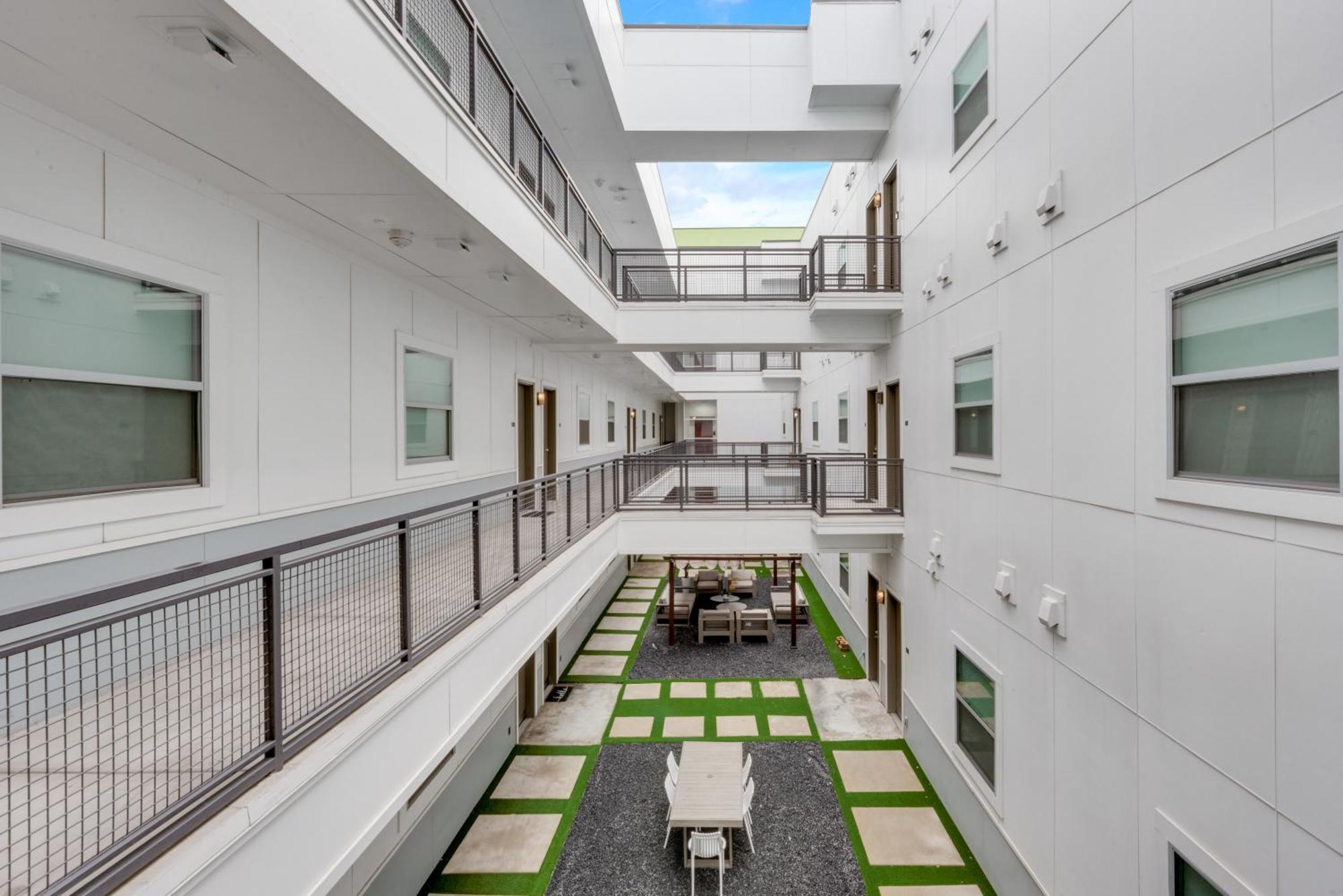 Snazzy Loft Style 2Br I Gym I Parking I Workspace Dallas Bagian luar foto